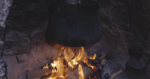 Vintage Steel Pot Yli Puinen Uuni Liesi Sulje — kuvapankkivideo