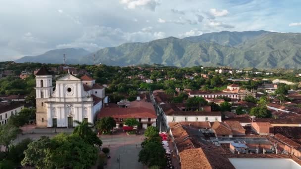 Santa Antioquia的空中景观 哥伦比亚西北部 大教堂 中央广场和山脉下的殖民建筑 — 图库视频影像