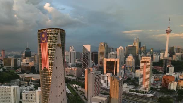 Kuala Lumpur Şehir Merkezinin Gün Batımında Insansız Hava Aracı Görüntüleri — Stok video