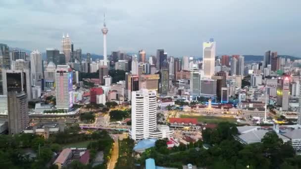 Kuala Lumpur Şehir Merkezinin Gün Batımında Insansız Hava Aracı Görüntüleri — Stok video