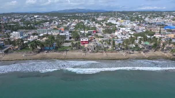 マレコン ナグアで波が砕けるドミニカ共和国のマリア トリニダード サンチェス ナグアの海辺の村に沿って — ストック動画