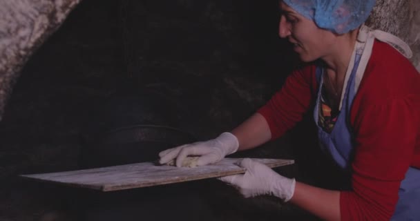 Kadın Khinkali Hamur Köftelerini Pişirmek Için Büyük Kaba Koyuyor Orta — Stok video