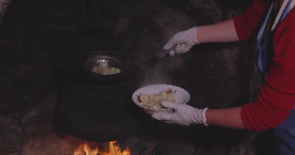 Georgier Kochen Mit Einer Schöpfkelle Und Bekommen Frisch Gekochte Khinkali — Stockvideo