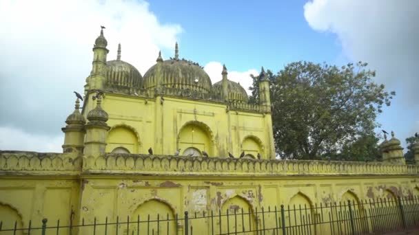 インド考古学調査に属するムルシダーバードのハザルドゥアリ記念碑は 1829年にナワブ ナジム フマユーンによって建設された 隣接する今間原で宗教行事が行われた — ストック動画