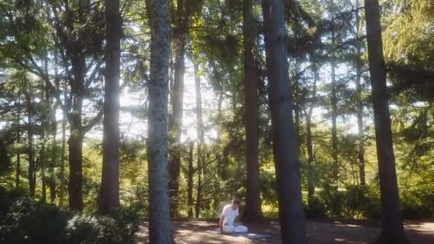 Close Shot Caucasian Adult Man Dressed White Doing Yoga Pine — Vídeos de Stock