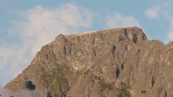 Nuvens Brancas Fofas Flutuam Sobre Cume Rochoso Robusto Montanha Céu — Vídeo de Stock