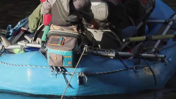 筏ガイド青のNrsインフレータブル川筏上の小さなアンカーをプルアップ — ストック動画