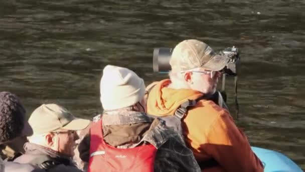 乘渡船的游客准备在浮游时观察熊 — 图库视频影像