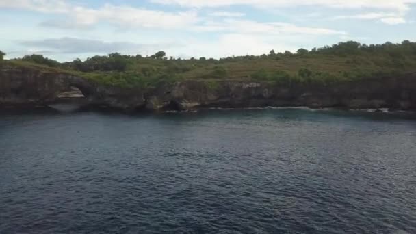 Sea Cliff Aerial Rises Reveal Distant Volcano Cone Bali Indonesia — Vídeos de Stock