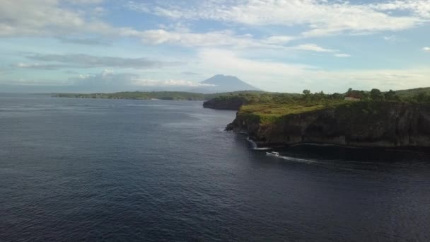 Aerial Tour Boat Rounds Point Tall Rocky Tropical Cliffs Bali — Vídeos de Stock