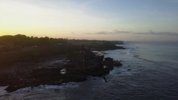 Aerial Acerca Antiguo Templo Hindú Tanah Lot Bali Amanecer — Vídeos de Stock