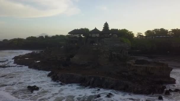 Las Olas Del Océano Chocan Contra Base Rocosa Templo Tanah — Vídeos de Stock
