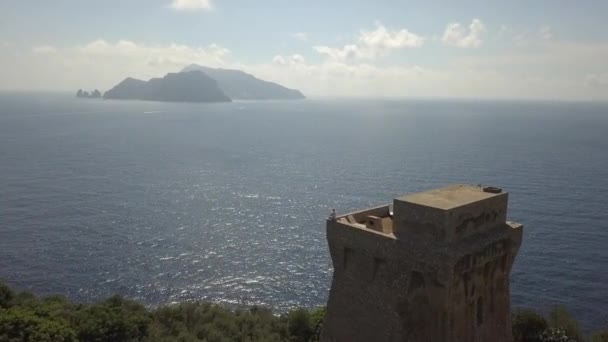 Одинокий Турист Сидит Торре Фосса Глядя Капри Италия — стоковое видео