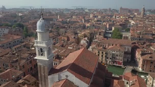 Çan Kulesini Venedik Eski Dünya Çatılarını Geçen Hava Uçuşu — Stok video