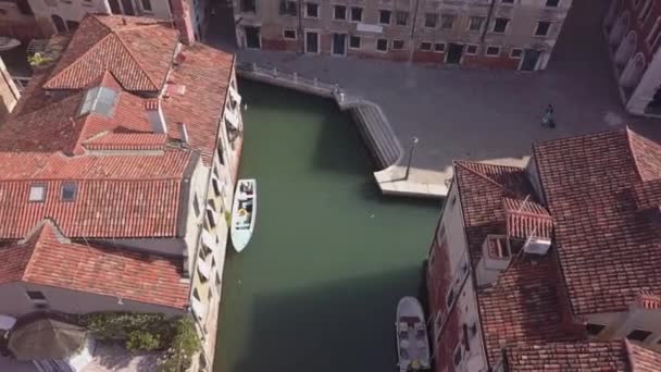 ヴェネツィアのリオ ムニエテ運河の階段への低空中降下 — ストック動画