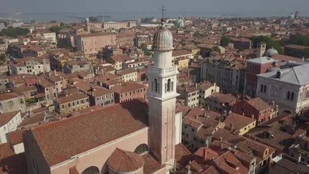 ヴェネツィアの航空軌道鐘楼として見られるコーズウェイとクルーズ船 — ストック動画