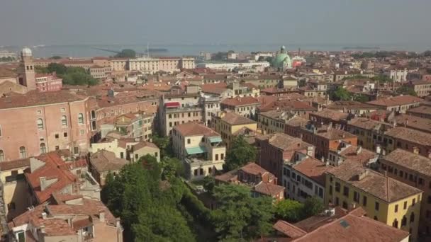 ヴェネツィアへの鉄道駅や原因ウェイへの低屋上の航空便 — ストック動画