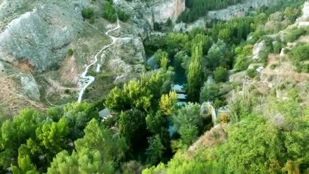Luftaufnahme Von Hoz Del Jucar Fluss Zwischen Bäumen Und Kurvenreicher — Stockvideo