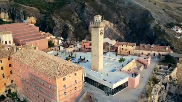 Ascending Shot Historic Mangana Tower Tourists Walking Cuenca — Stock Video