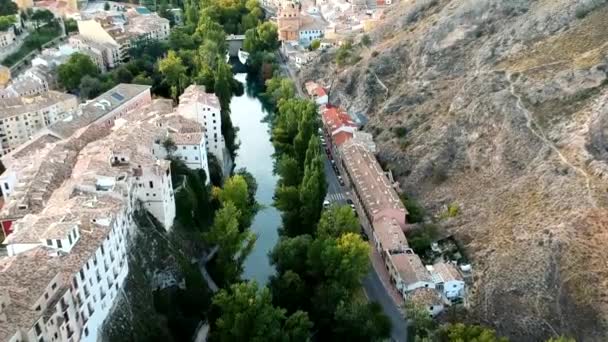 Beyaz Evlerle Dolu Güzel Bir Kasabanın Hava Görüntüsü Cuenca Dan — Stok video