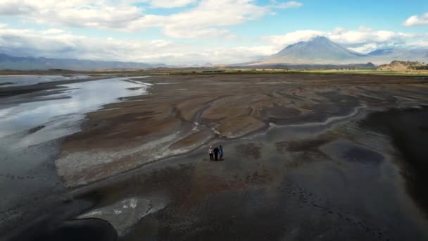 Воздушная Тележка Показывает Туристам Гидом Масаи Идущим Пустыне Танзании — стоковое видео