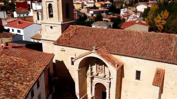 Aerial Bangkit Dari Sisi Fasad Gereja Mengungkapkan Desa Landete Spanyol — Stok Video