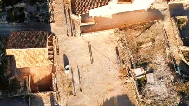 从空中俯瞰参观旧的被遗弃和修复的莫亚村的人 — 图库视频影像