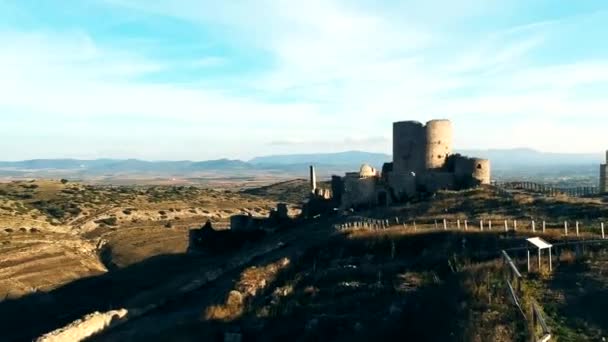 莫亚城堡的废墟在山顶上的电影场景 空中前进 — 图库视频影像