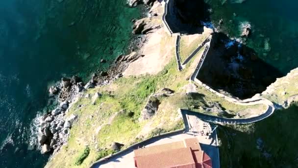 Aerial Tilt San Juan Gaztelugatxe Revealing Lush Hill Sunny Day — 비디오