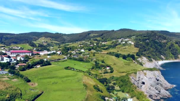 Aerial Pan Αριστερή Βολή Της Πόλης Mundaka Μεταξύ Των Βουνών — Αρχείο Βίντεο