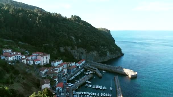 Enthüllungsfoto Von Elantxobe Und Seinem Verkümmernden Kleinen Hafen Der Küste — Stockvideo