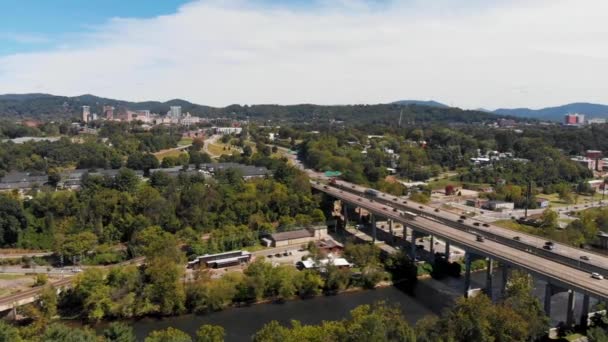 Drone Video Zdjęcie Ciężarówki Francuskiej Broad River Obok Centrum Asheville — Wideo stockowe