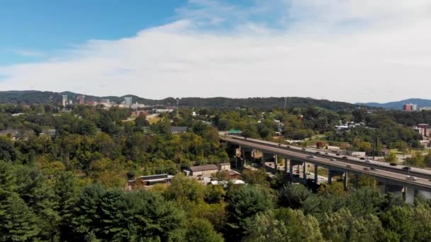 Drohnenvideo Sockelbild Von Downtown Asheville Sonnigen Sommertag Vom Westgate Gelände — Stockvideo