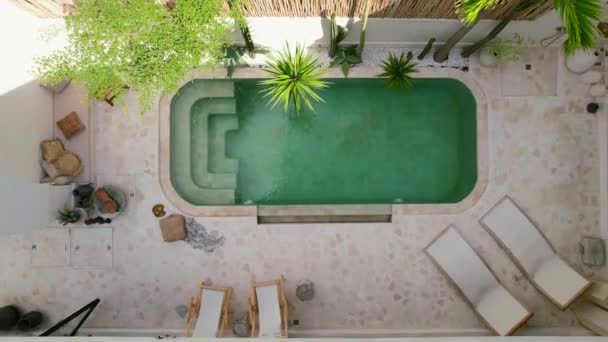 Anténa Shora Dolů Bílého Tropického Bazénu Vila Design Bali — Stock video