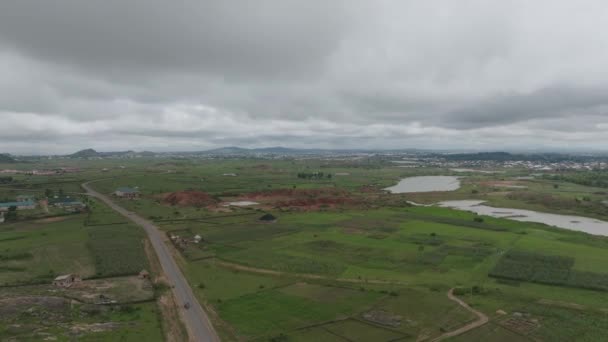 多云的日子里 带着居民点和池塘的乡村 向前走 — 图库视频影像