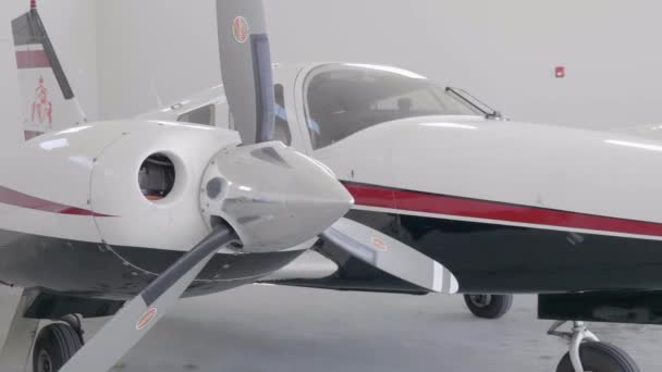一架Piper Seneca Twin Engine Airplane停放在Hanger — 图库视频影像