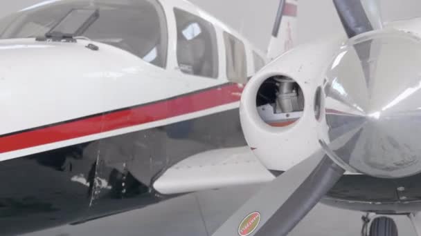 Κοντινό Πλάνο Κινητήρα Προπέλα Και Fuselage Του Twin Airplane Piper — Αρχείο Βίντεο