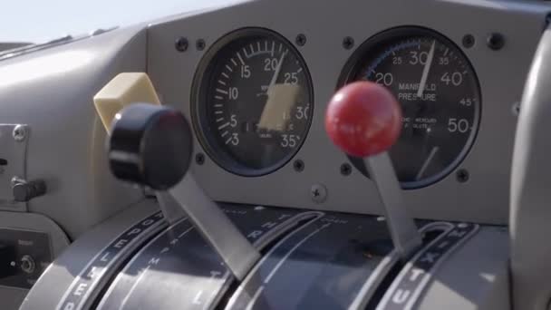 コックピットエンジン制御を閉じる航空機飛行のスロットルレバー — ストック動画