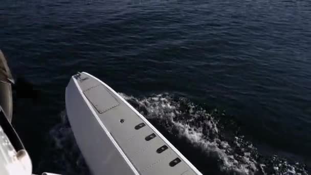 Close Seaplane Float Προχωρώντας Στο Αστραφτερό Νερό — Αρχείο Βίντεο