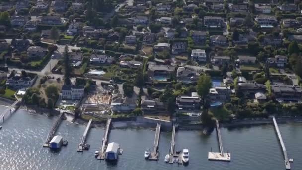 Σπίτια Lakeside Προβλήτα Και Σκάφη Αναψυχής Sunny Day Aerial View — Αρχείο Βίντεο