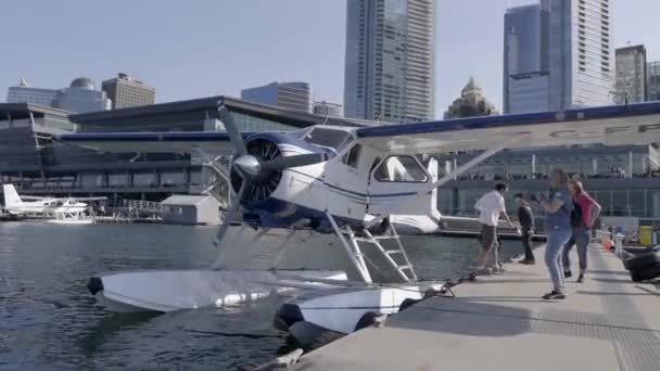 Beaver Floatplane People Sunny Vancouver Harbour Flight Centre — Stock video