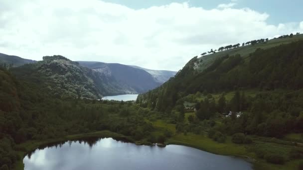 Dos Lagos Medio Las Montañas Glendalough Irlanda — Vídeos de Stock