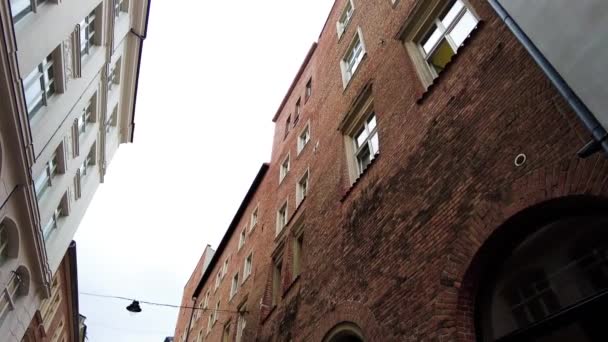 波兰克拉科夫老城典型的砖石墙建筑 低角度射击 — 图库视频影像
