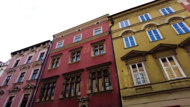 Uitzicht Kleurrijke Architectonische Gebouwen Oude Binnenstad Van Krakau Polen Lage — Stockvideo