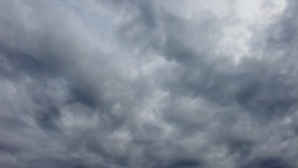 Een Zicht Duistere Wolken Moody Sky Tijdens Stormachtige Dag Lage — Stockvideo