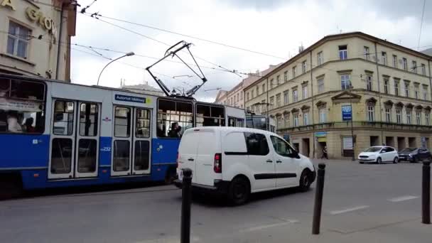 Polonya Daki Krakow Şehir Yolunda Tramvay Trafik Yoğun Sabit Çekim — Stok video