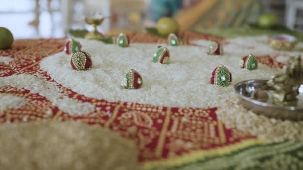 Beras Biji Bijian Dekorasi Untuk Masuknya Pengantin Upacara Pernikahan India — Stok Video