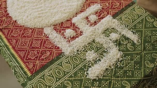 Pirinç Taneli Hint Düğün Seremonisi Gamalı Haç Şeklinde Kapat — Stok video