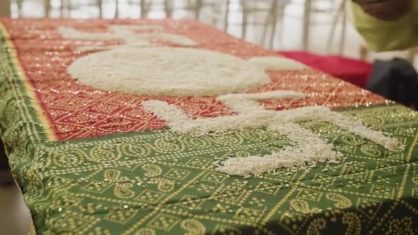 Hakenkreuz Mit Reis Bei Indischer Hochzeitszeremonie Nahaufnahme — Stockvideo