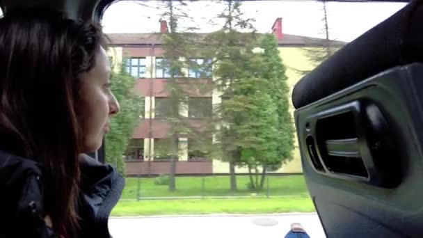 Retrato Uma Mulher Dentro Táxi Olhando Para Arquitetura Cidade Cracóvia — Vídeo de Stock